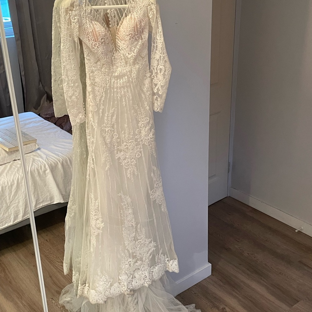Wedding dress embroidered with thread,beads off white and crystal . - Picture 3 of 7